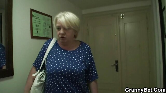 Краще порно : У навшпиньки є страпон порно син з мамою для сексу з худенькою дівчиною на кухні Порнофільм